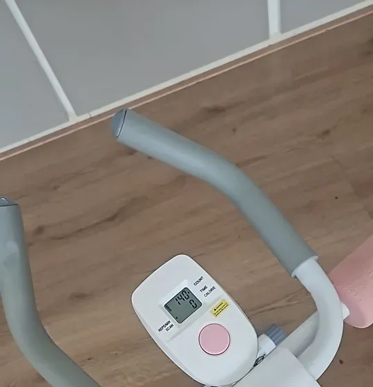 Zdjęcie od kupującego: konsola z licznikiem LCD i kierownica biało-różowej maszyny