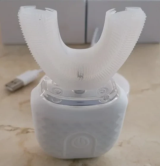 Chwilek w komplecie: biała nakładka U na korpusie z jednym przyciskiem, obok kabel USB.