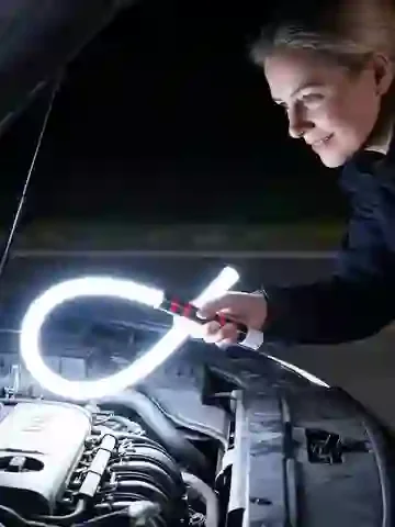 Gibek świeci w dłoni, użycie pod otwartą maską samochodu nocą