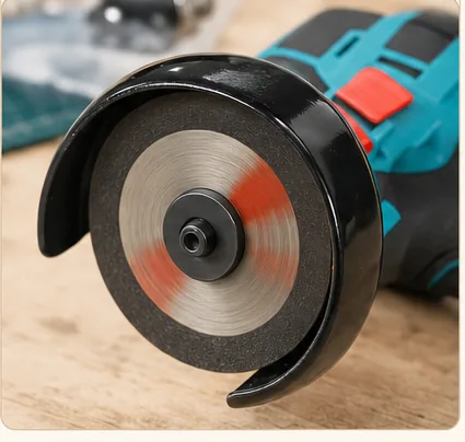 Makro małej tarczy 76 mm z czarną osłoną, osadzonej na trzpieniu M5 mini szlifierki.