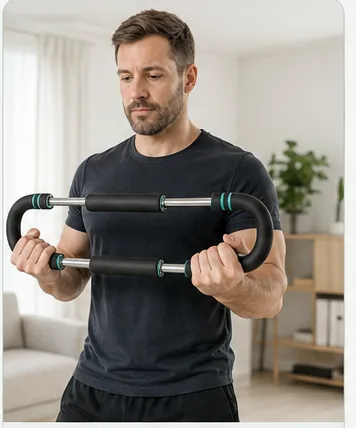 Mężczyzna ugina drążek Napinka w łokciach — ćwiczenie na biceps i ramiona