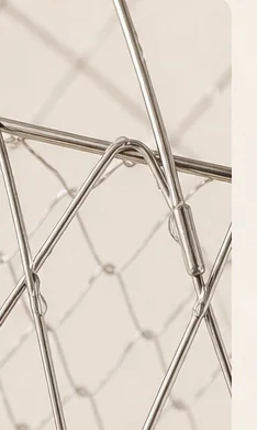Zbliżenie stalowego splotu i obrzeża kosza