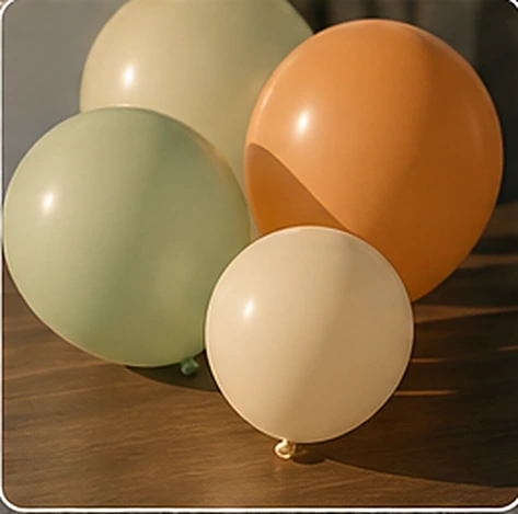 Trzy napompowane balony na drewnianym blacie.