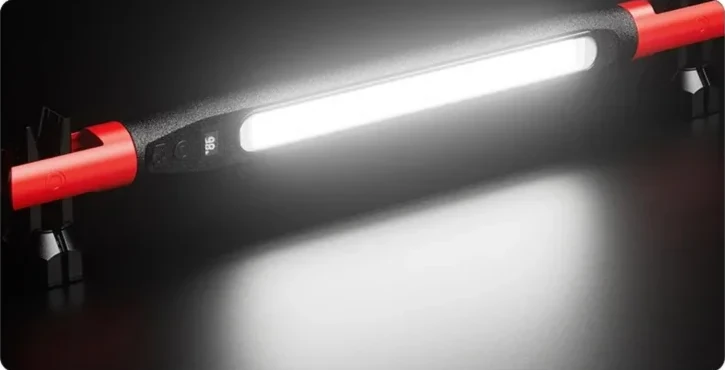Lampa świeci białym światłem, jasna plama światła pada na podłoże