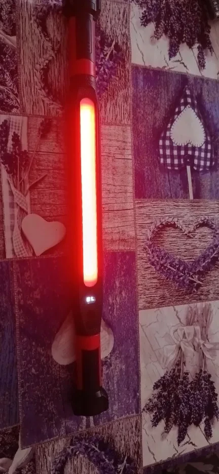 Zdjęcie kupującego: lampa świeci na czerwono, widać wyświetlacz poziomu naładowania pod oknem światła