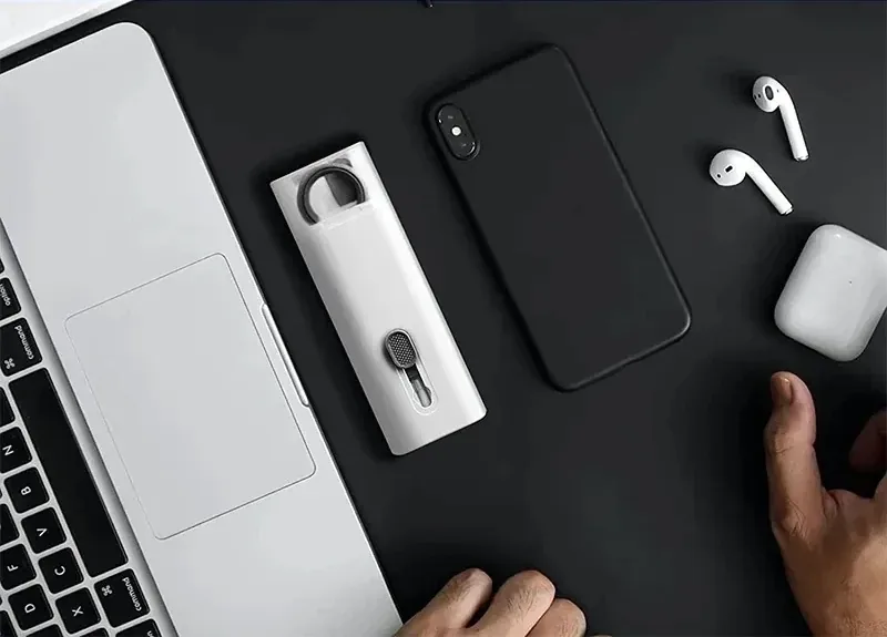 Zestaw Pucusiek na biurku obok laptopa, telefonu i słuchawek dousznych