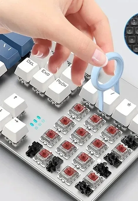 Niebieski pierścień ściągacza zdejmuje klawisz z klawiatury mechanicznej