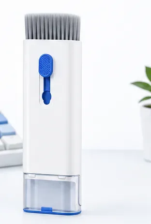Złożony Pucusiek — jedno pióro-multitool stojące pionowo na biurku obok klawiatury