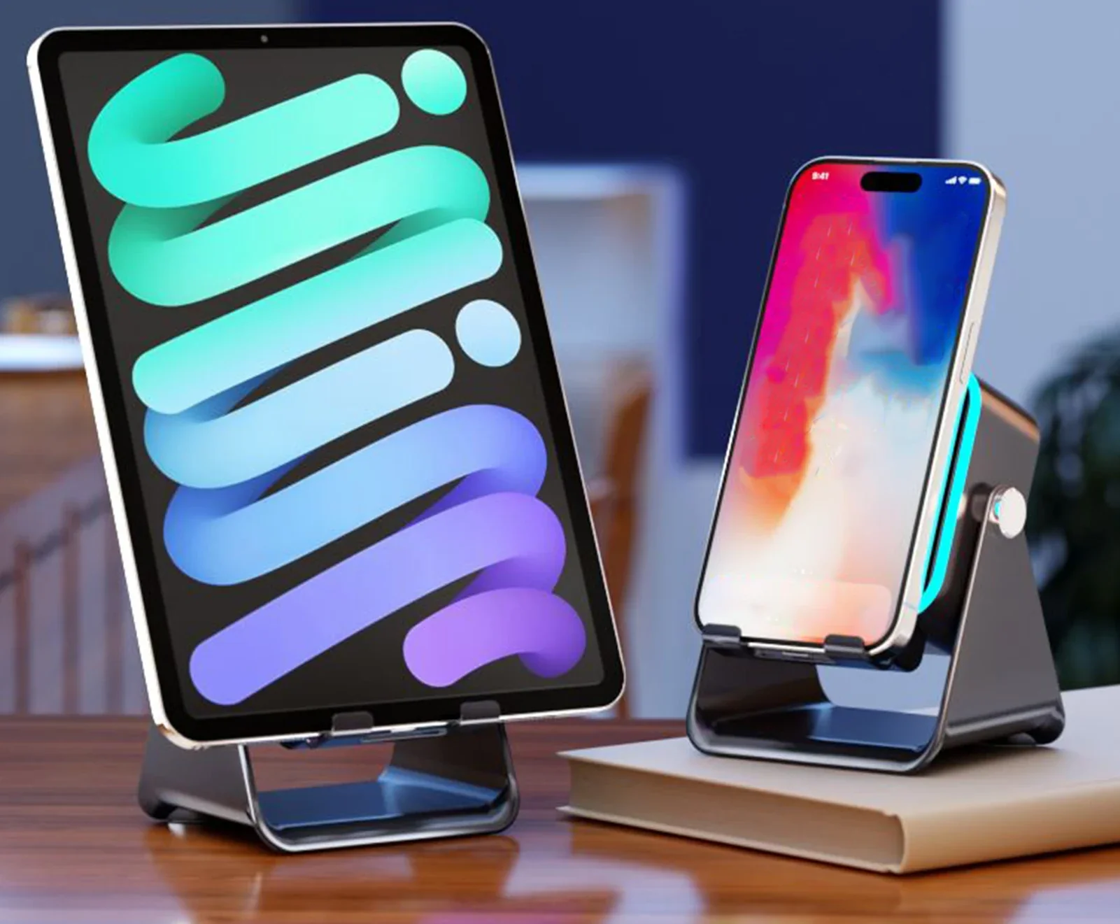 Tablet oparty w jednym Rezoniku, telefon w drugim, na blacie z książką.