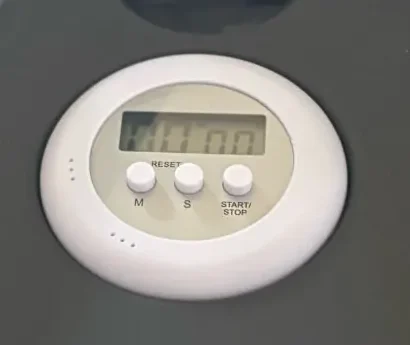 Minutnik LCD i slot na telefon w desce Sprężyk