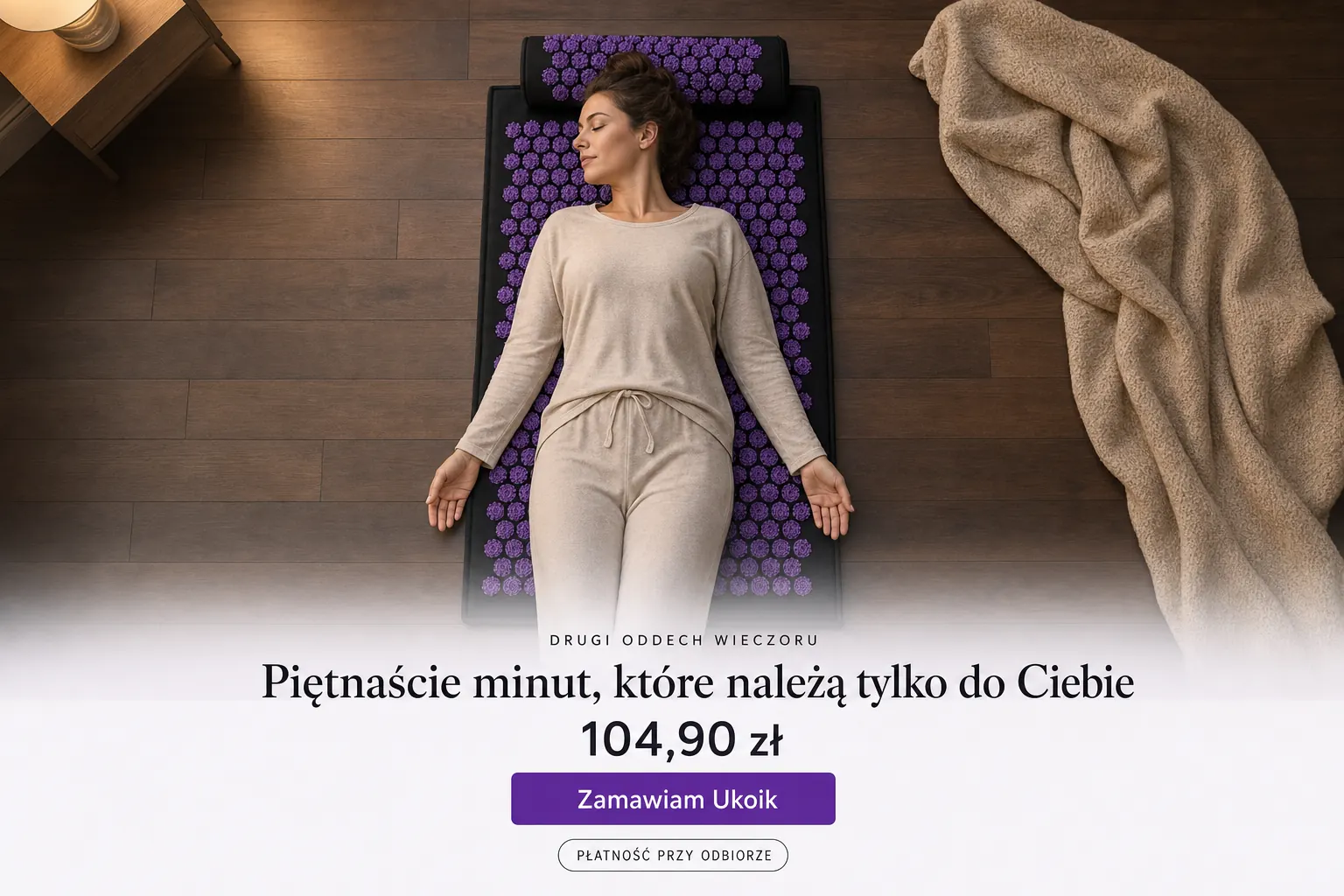 Kobieta odpoczywająca na fioletowej macie do akupresury z wałkiem pod karkiem