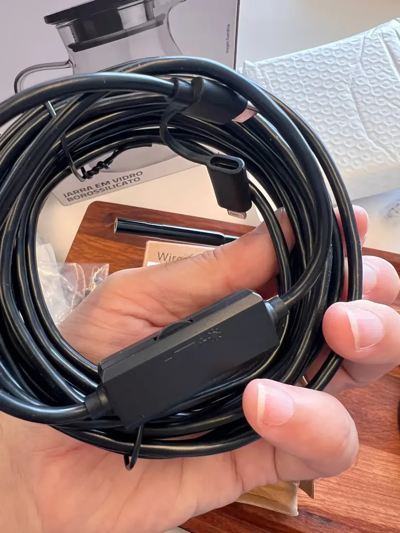 Zwinięty kabel-kamera trzymany w dłoni — realna skala