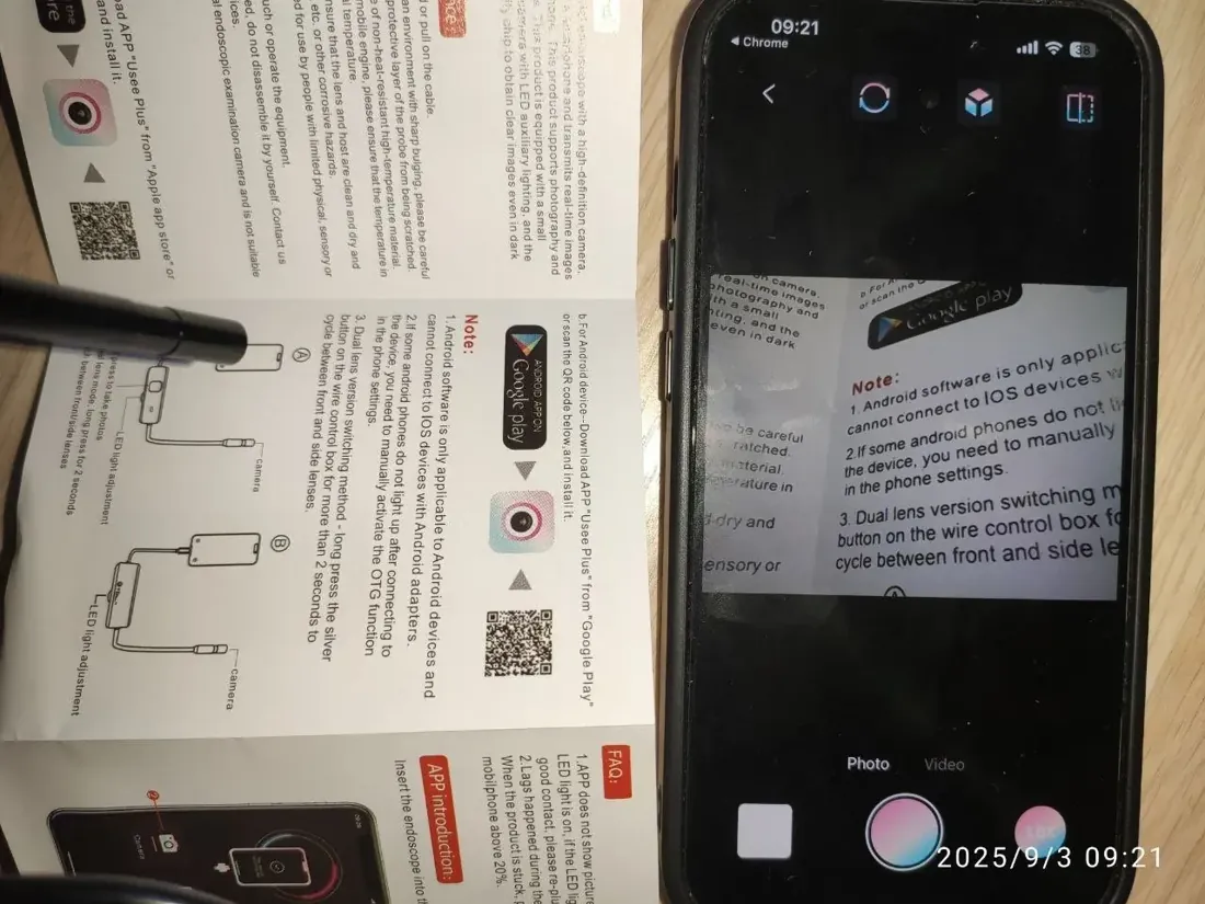 Telefon z uruchomioną aplikacją Useeplus obok instrukcji