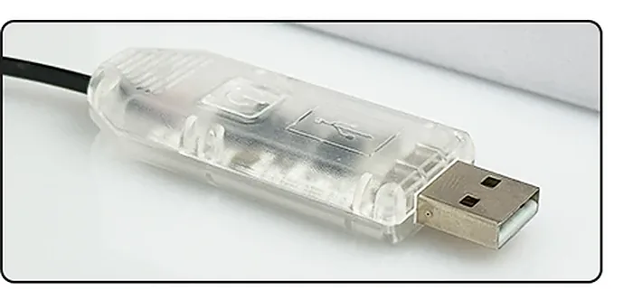 Przezroczysty sterownik z wtykiem USB-A i przyciskiem