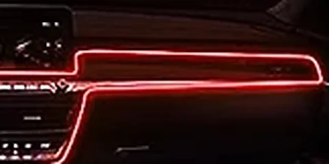 Pas deski rozdzielczej — listwa świeci na czerwono