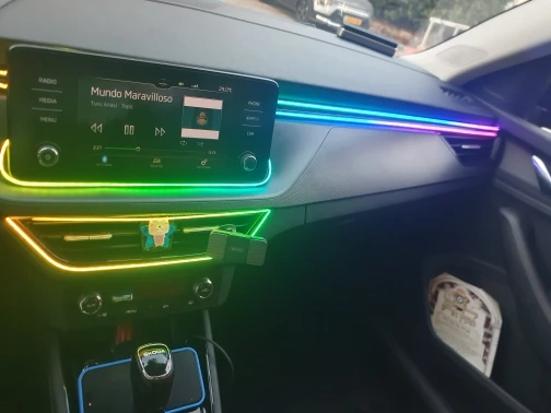 Taśma RGB świeci wzdłuż deski rozdzielczej auta